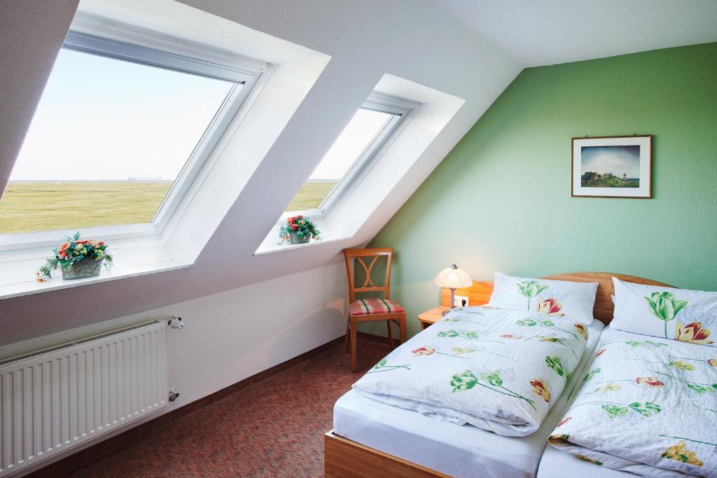 Postel nebo postele na pokoji v ubytování Hotel Hus Achtern Diek