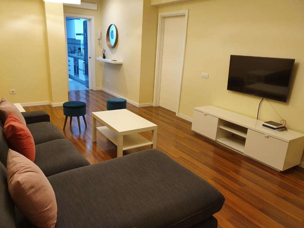TV a/nebo společenská místnost v ubytování Casa ManPer playa, Alcaravaneras, 3 dormitorios