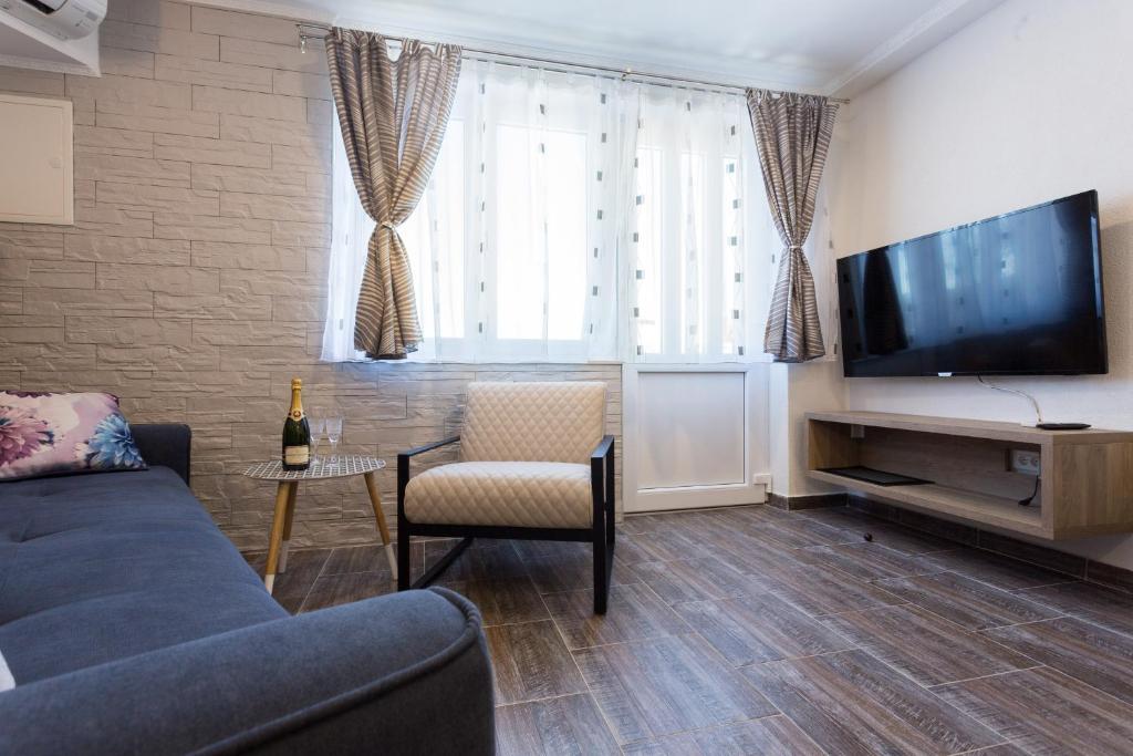 Televízia a/alebo spoločenská miestnosť v ubytovaní Sedra Home