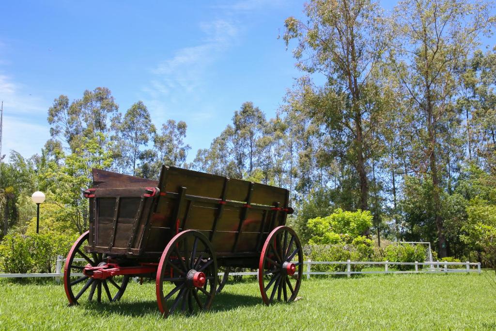 a carriage sitting on the grass in a field at Casa de Campo Magnifica in Piracicaba