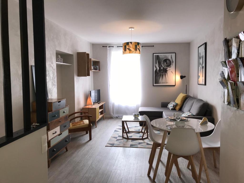 un salon avec un canapé et une table dans l'établissement Appartement Contemporain Pont Vieux, à Carcassonne