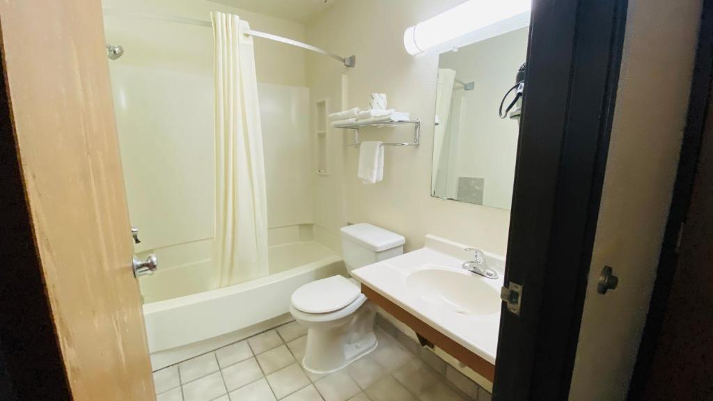 Super 8 by Wyndham Mokena/Frankfort /I-80 - Double Room With Two Double Beds - Non-Smoking