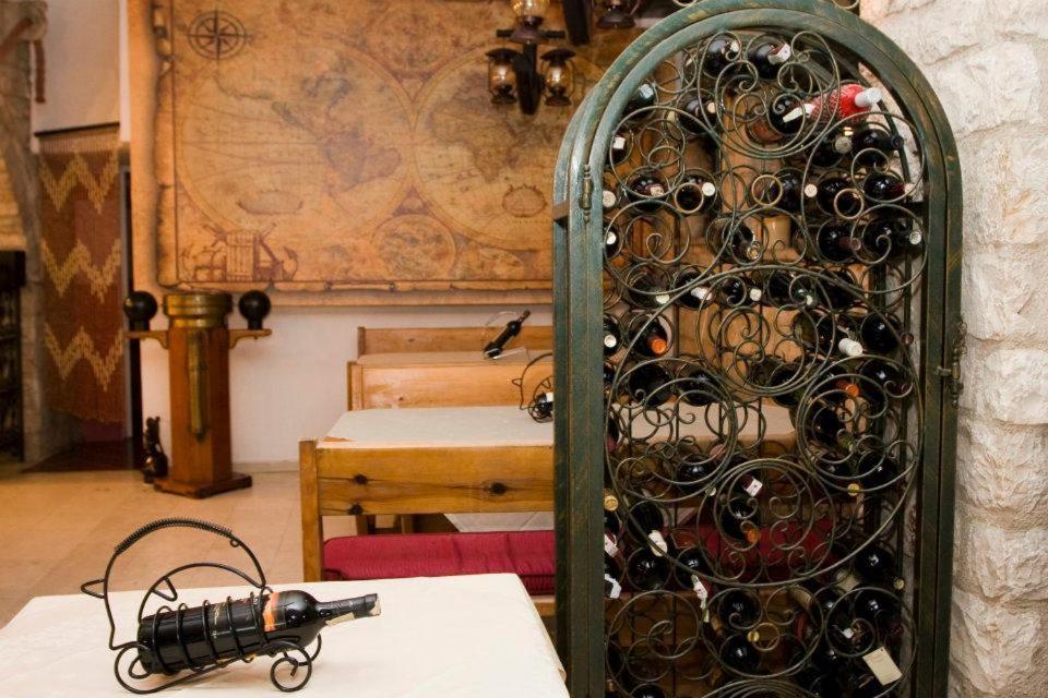 una camera con una parete piena di bottiglie di vino di Guesthouse Sidro a Ulcinj