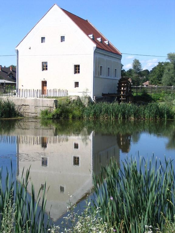 Výhled na řeku, která protéká v blízkosti aparthotelu