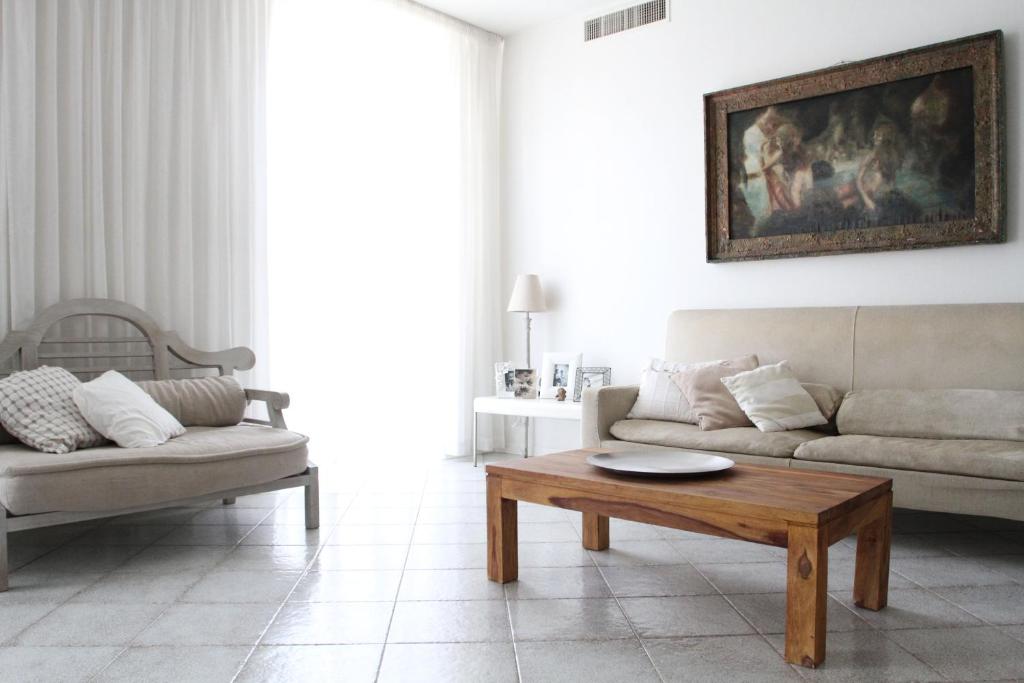 een woonkamer met een bank en een salontafel bij Casa Chiara Plus in Porto Recanati