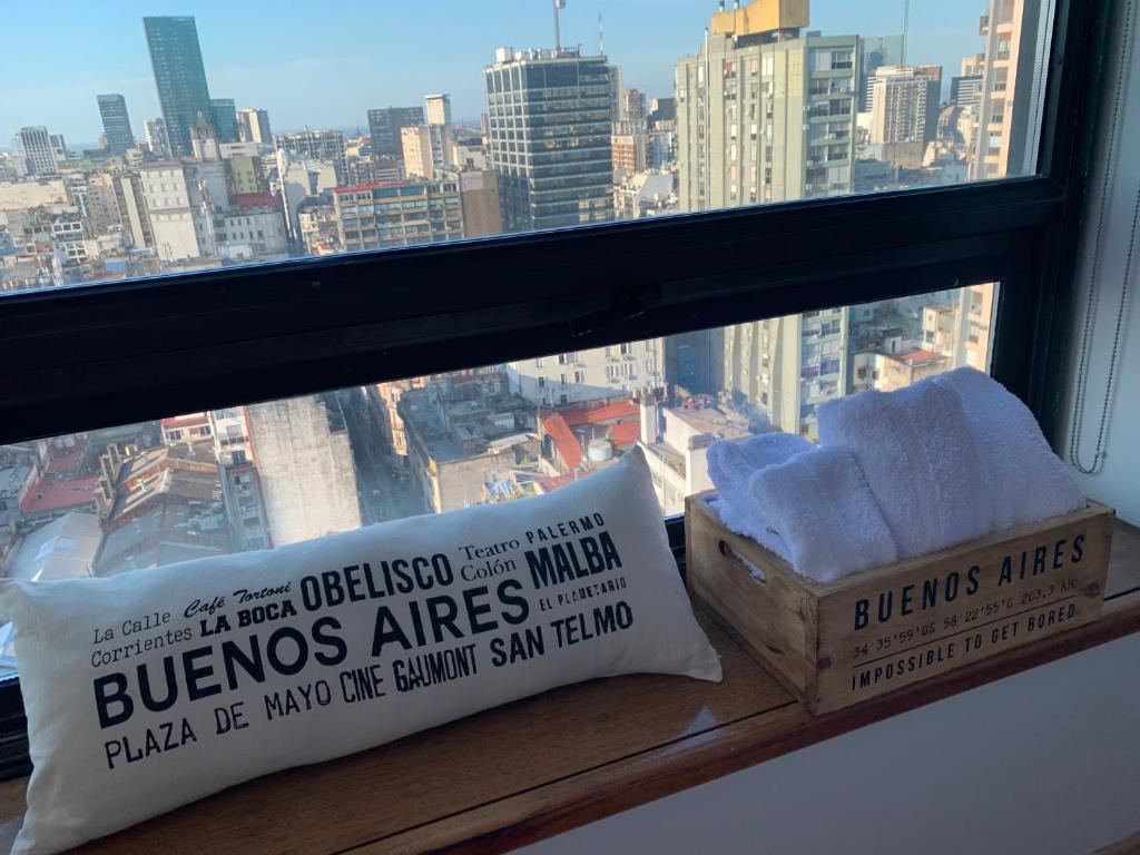 ブエノスアイレスにあるBuenos Aires View - Apart 2 Amb sobre Av Corrientesの二重火を二箱の窓