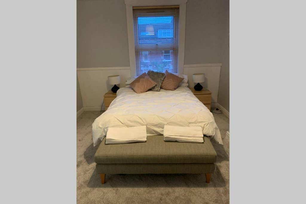 een slaapkamer met een bed en een raam bij Two Hoots in Leeds