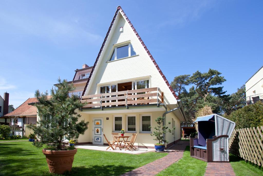 a house with a gambrel roof at Das DÜNENHAUS in Dierhagen
