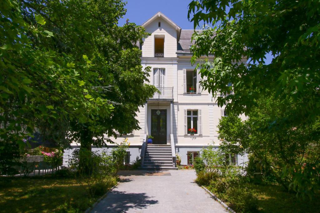 巴涅爾－德呂雄的住宿－La VILLA ILIXON，白色的房子,设有门廊和车道