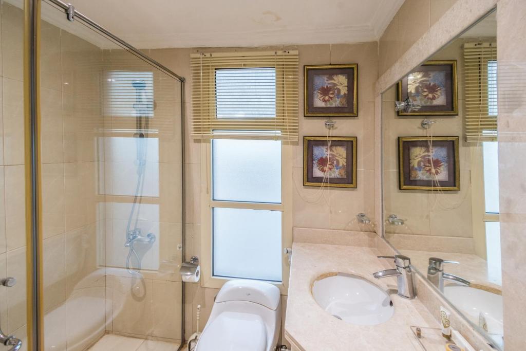 uma casa de banho com um chuveiro, um lavatório e uma banheira em Al Muhaidb Residence Al Khobar em Al Khobar