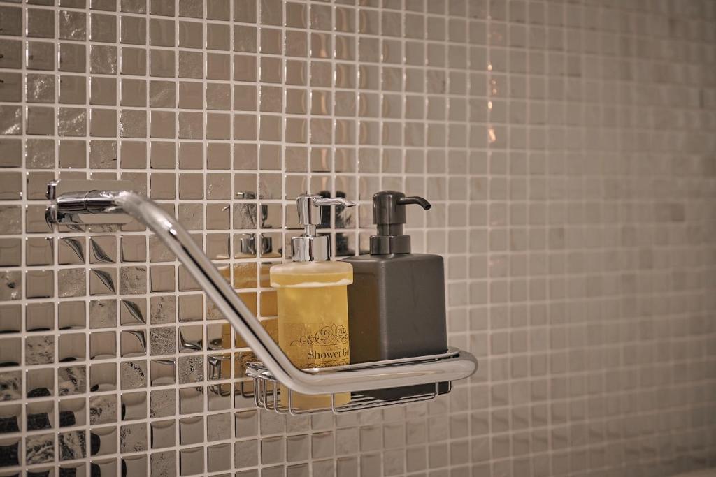 City Center Apartment with Mountain View - Resim 8