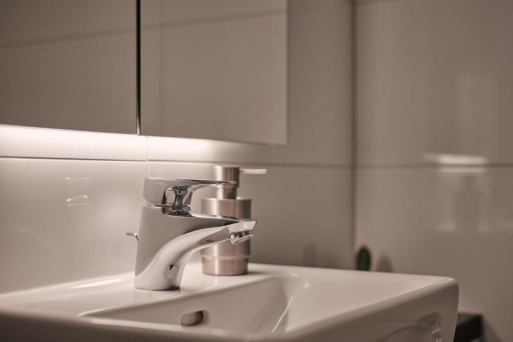 City Center Apartment with Mountain View - Resim 24