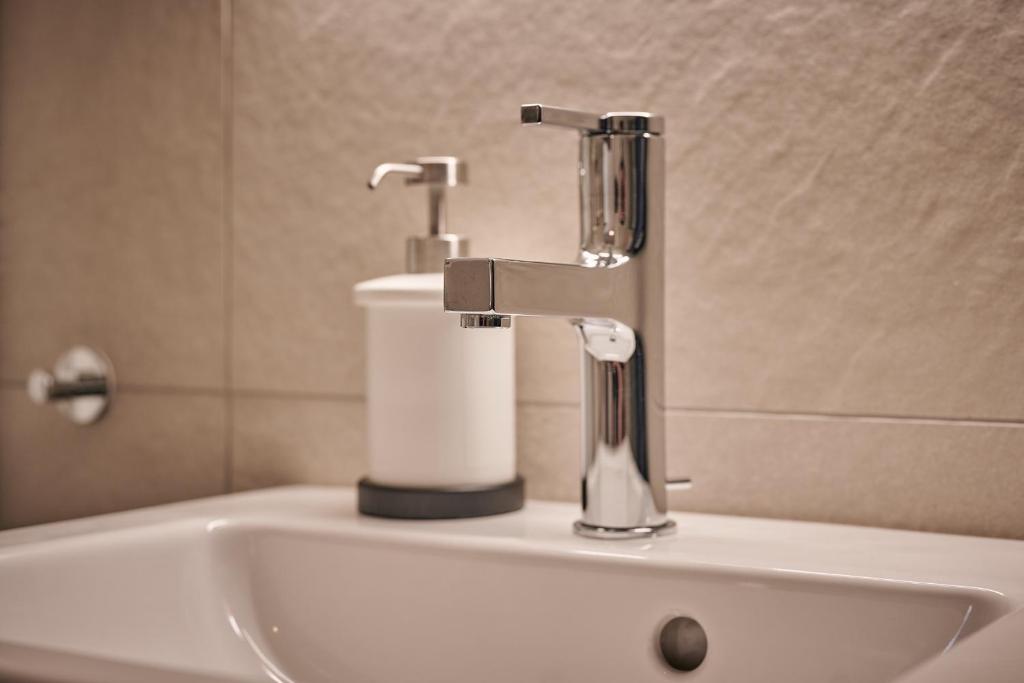 City Center Apartment with Mountain View - Resim 23