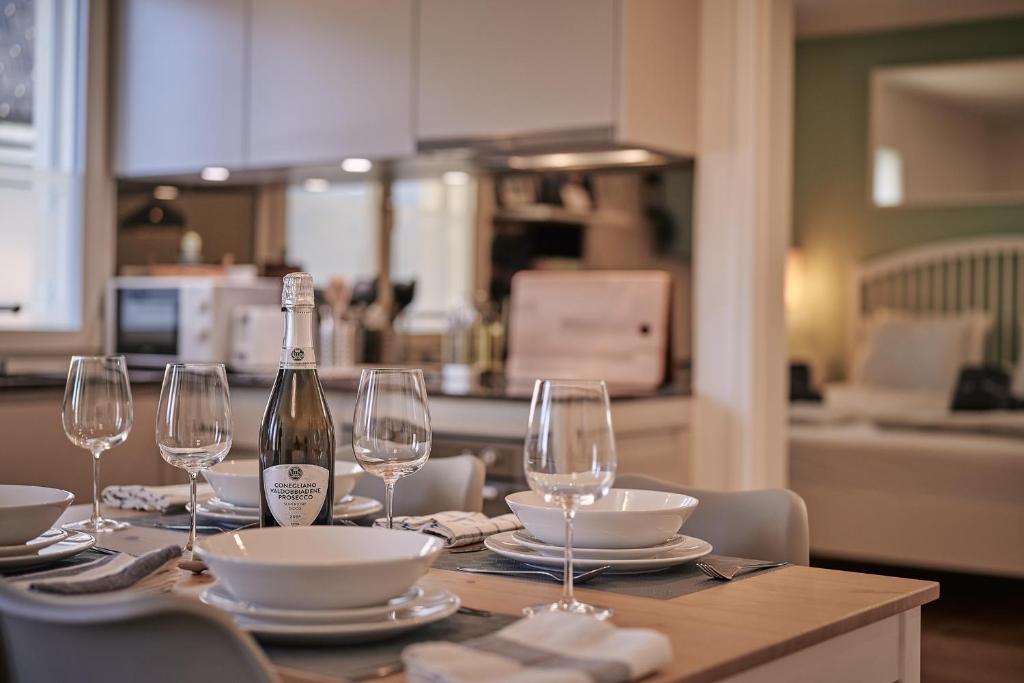 City Center Apartment with Mountain View - Resim 21