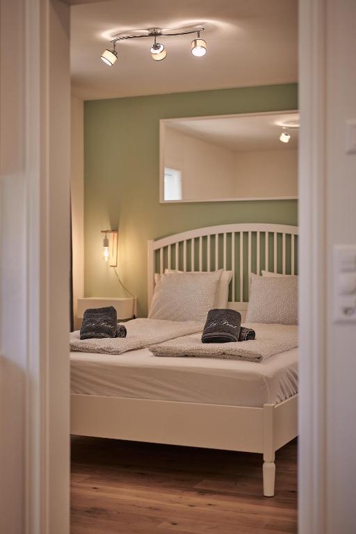 City Center Apartment with Mountain View - Resim 7