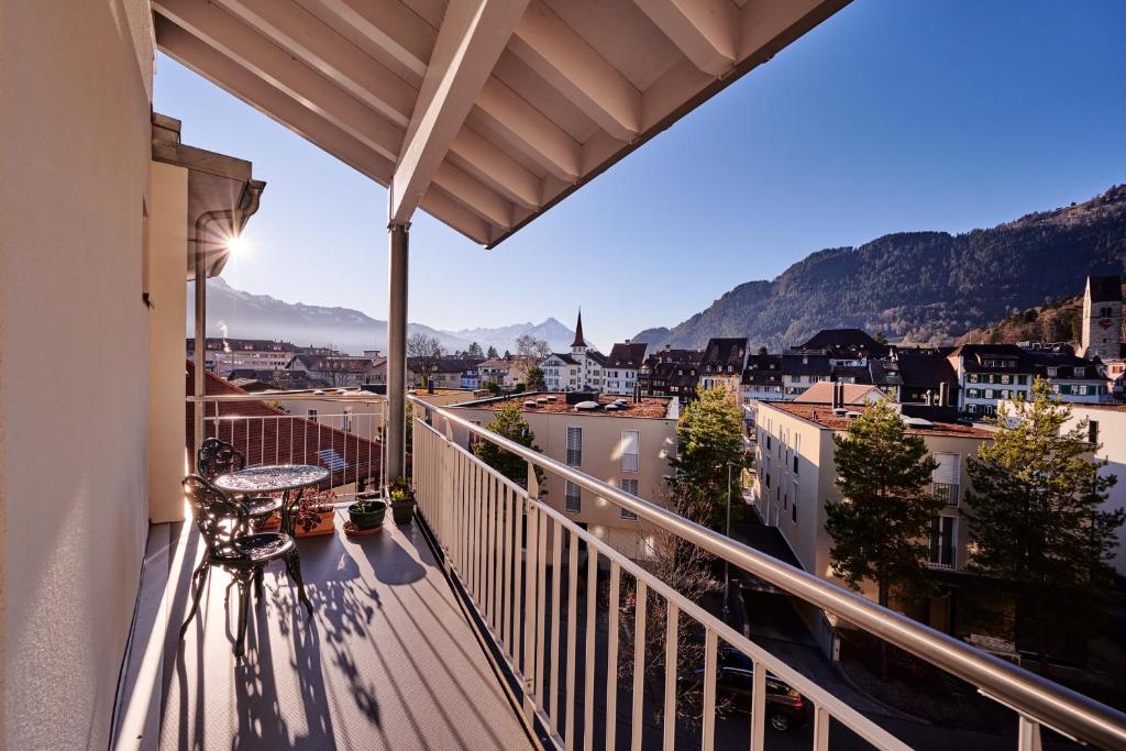 City Center Apartment with Mountain View - Resim 6