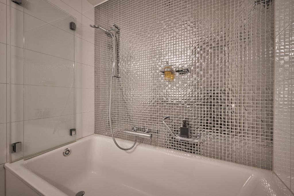 City Center Apartment with Mountain View - Resim 11