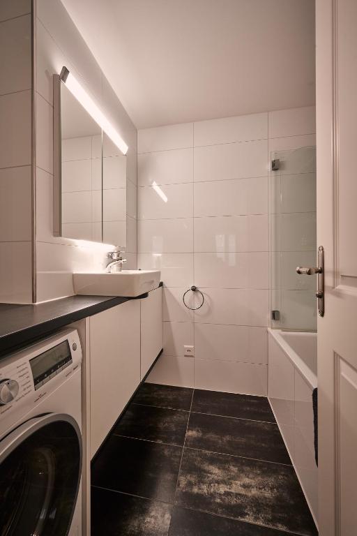 City Center Apartment with Mountain View - Resim 3