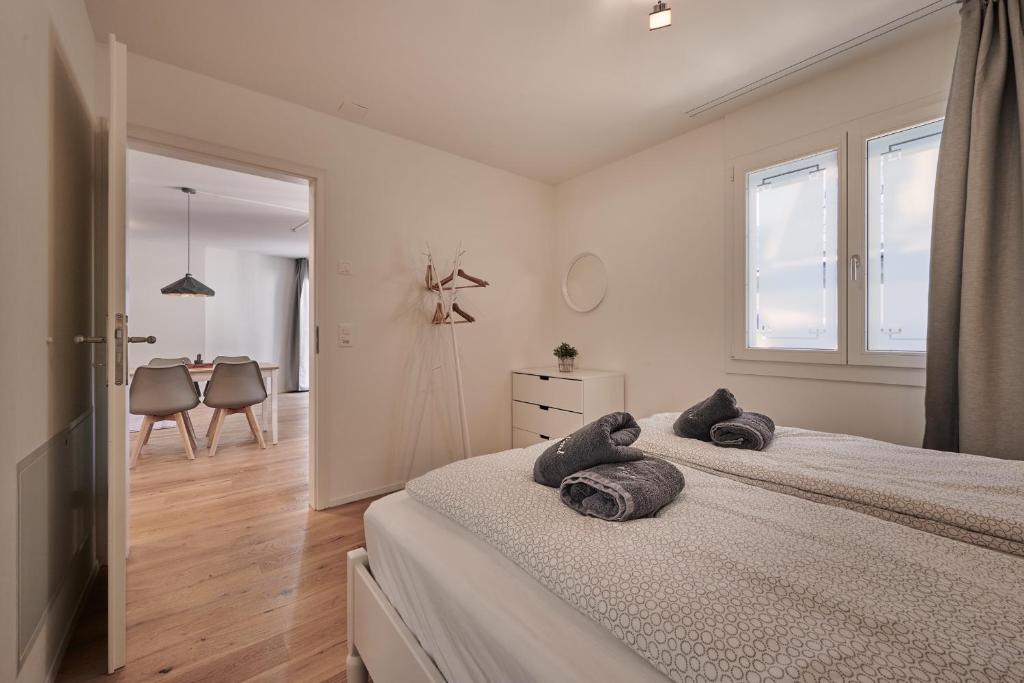 City Center Apartment with Mountain View - Resim 18