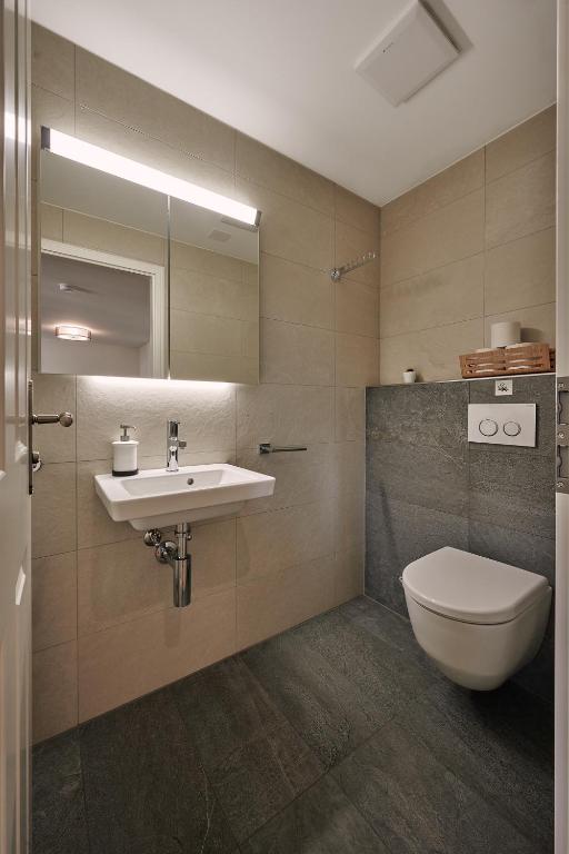 City Center Apartment with Mountain View - Resim 12