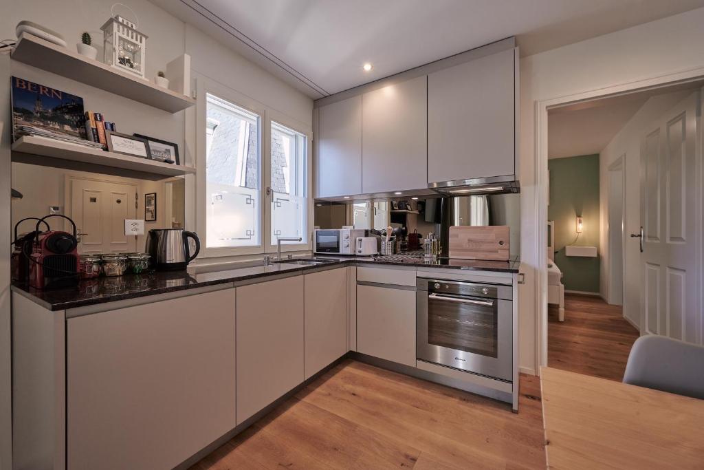 City Center Apartment with Mountain View - Resim 14