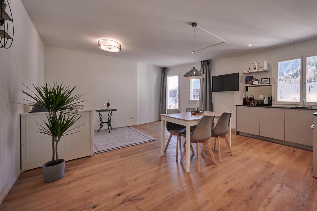 City Center Apartment with Mountain View - Resim 15