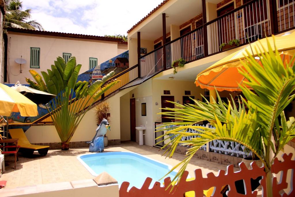 una piscina en el patio de un edificio en Camping e Chalés Beira Mar, en Maragogi