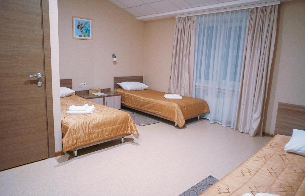 En eller flere senger på et rom på Meridian Hotel