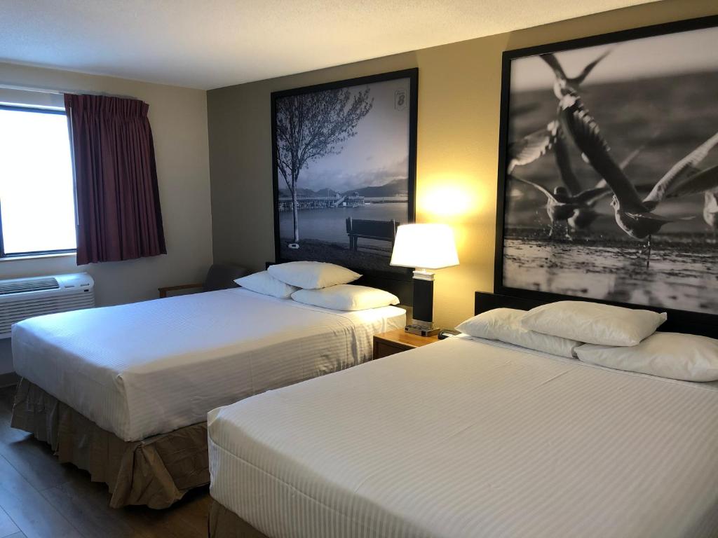 Postel nebo postele na pokoji v ubytování Super 8 by Wyndham Salmon Arm