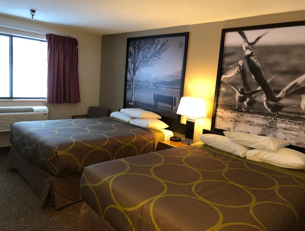 Postel nebo postele na pokoji v ubytování Super 8 by Wyndham Salmon Arm