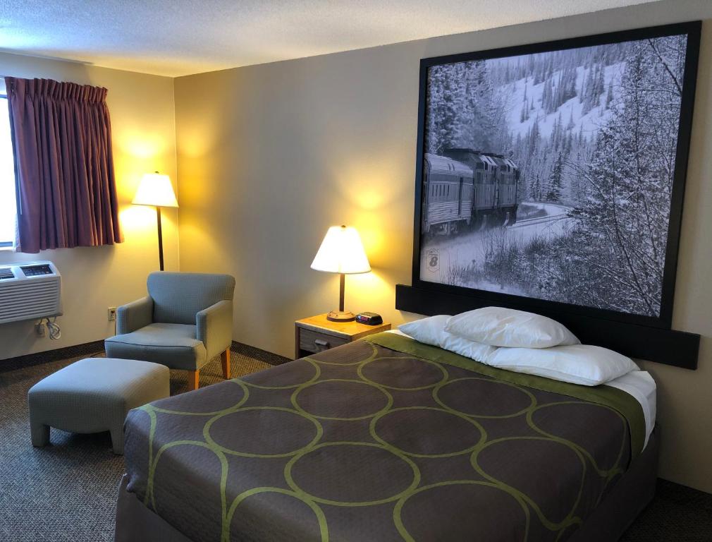 Postel nebo postele na pokoji v ubytování Super 8 by Wyndham Salmon Arm