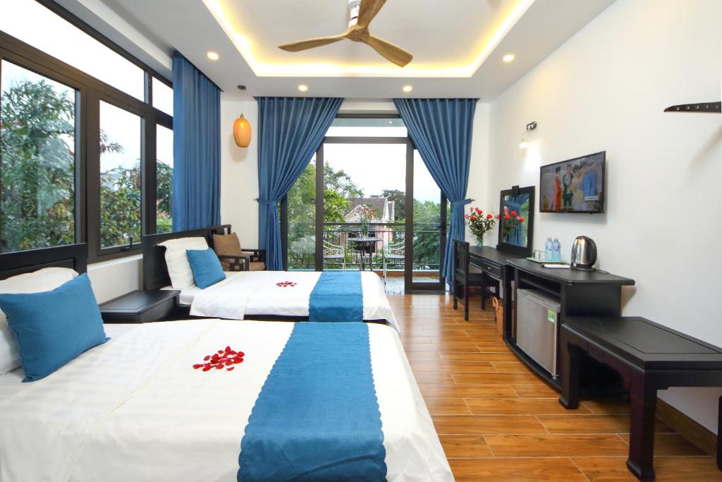 Giường trong phòng chung tại Quynh Long Villa