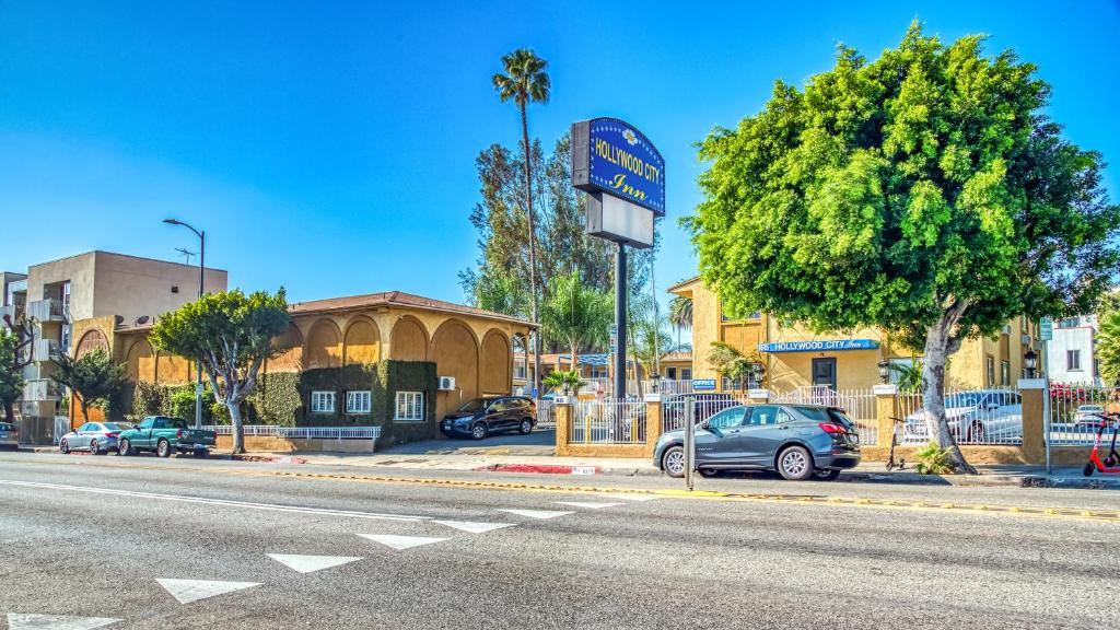 samochód zaparkowany po stronie ulicy w obiekcie Hollywood City Inn w Los Angeles