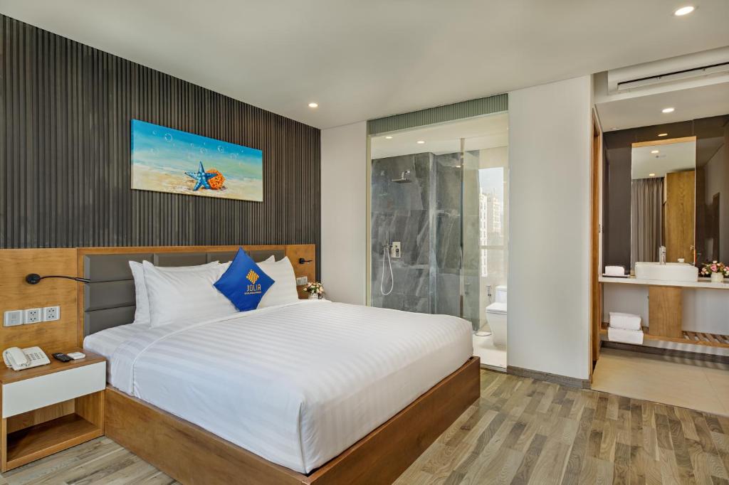 Postel nebo postele na pokoji v ubytování Jolia Hotel Danang Beach