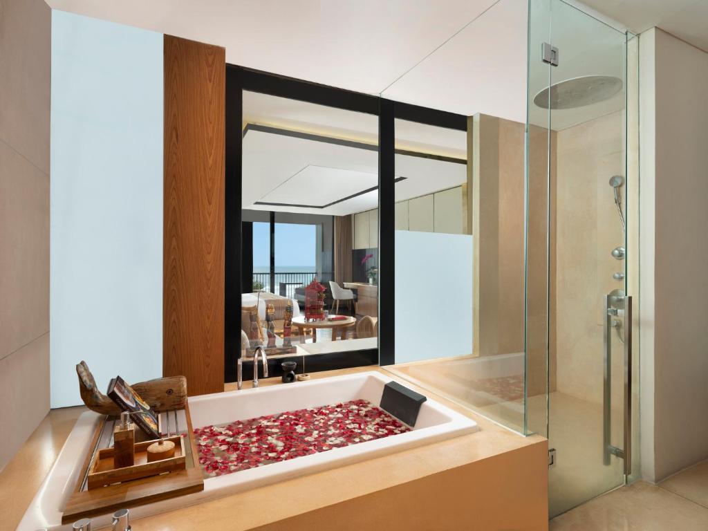 Postel nebo postele na pokoji v ubytování Grand Seminyak Lifestyle Boutique Bali Resort