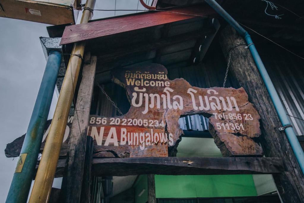 una señal que está al lado de un edificio en Molina Bungalows, en Vang Vieng