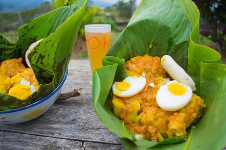 Pagkain sa o malapit sa luxury tent