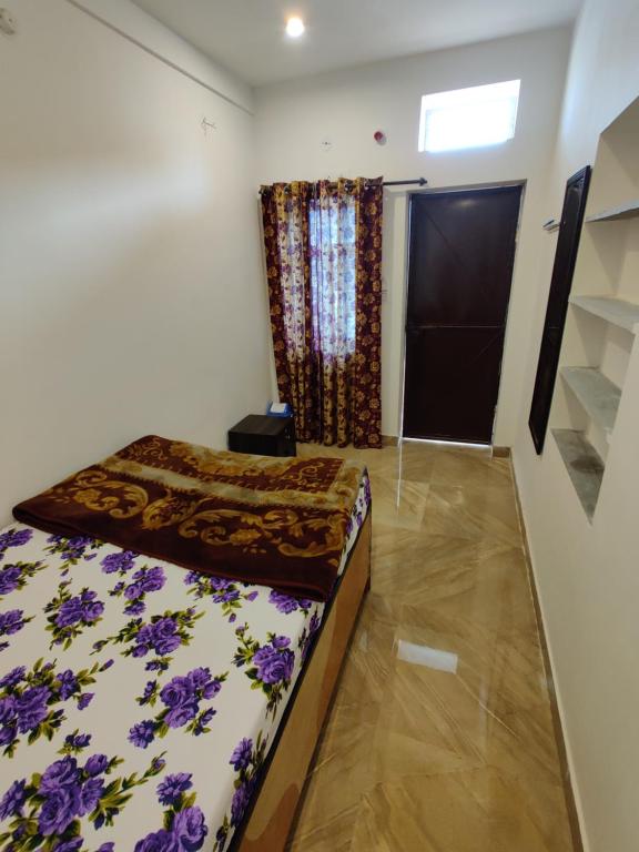 Una cama o camas en una habitación de Varah Square Guest House
