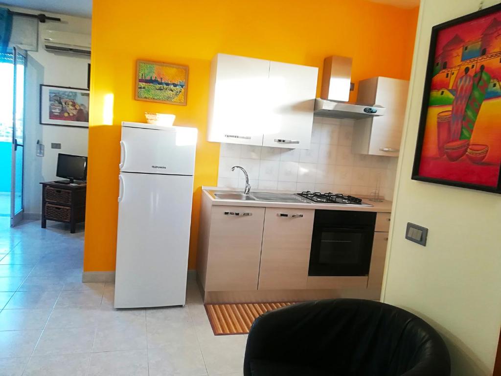 A kitchen or kitchenette at Near The Beach And The Center Of Otranto - Apartment Eleonora 5 Places