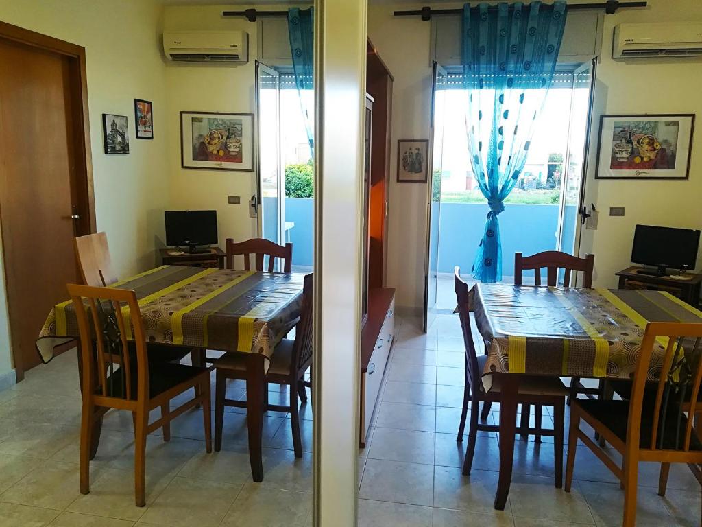 A television and/or entertainment centre at Near The Beach And The Center Of Otranto - Apartment Eleonora 5 Places