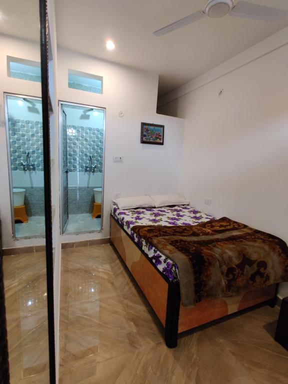 Una cama o camas en una habitación de Varah Square Guest House