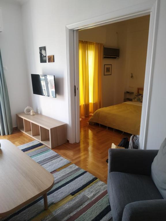 uma sala de estar com uma cama e um sofá em Michali's Koukaki Apartment (metro Sygrou/Fix) em Atenas