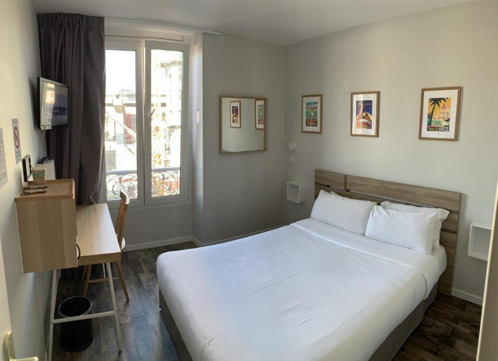 Postel nebo postele na pokoji v ubytování Hotel de Berne