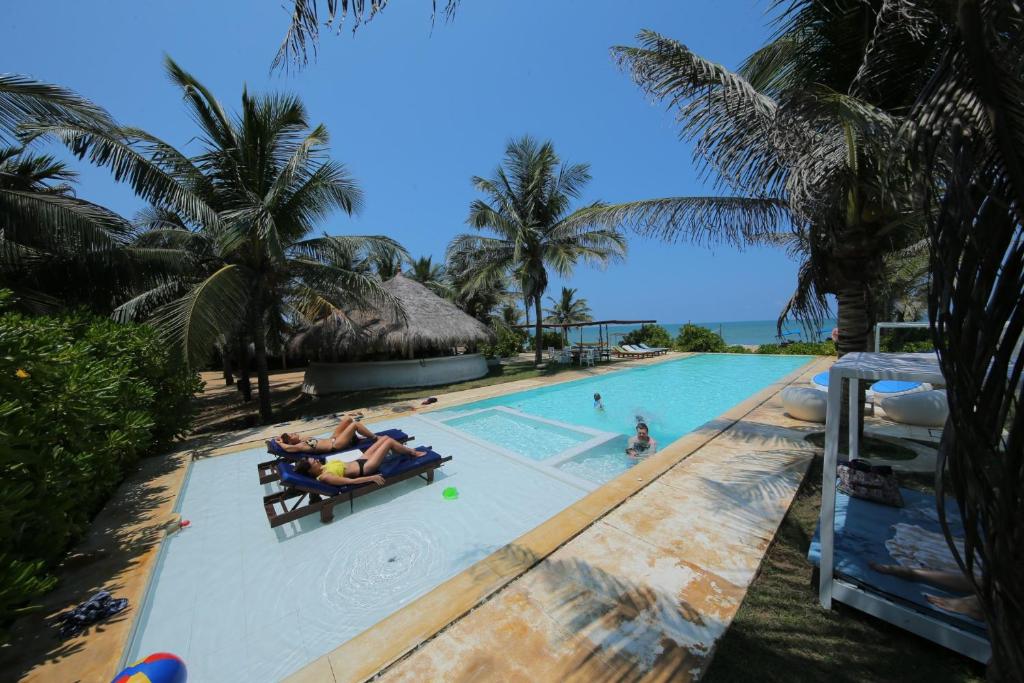 un grupo de personas tumbadas en una piscina en Dolphin Beach Resort en Kalpitiya