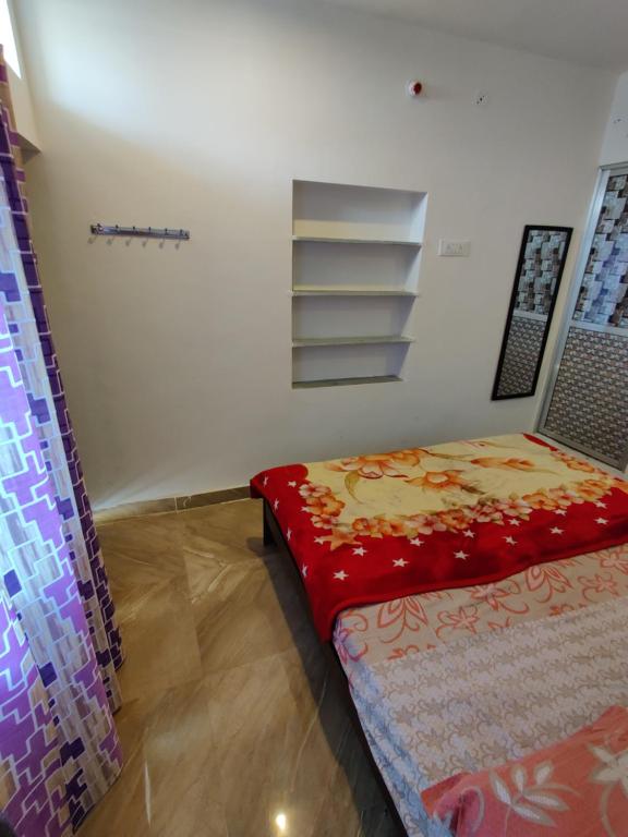 Una cama o camas en una habitación de Varah Square Guest House