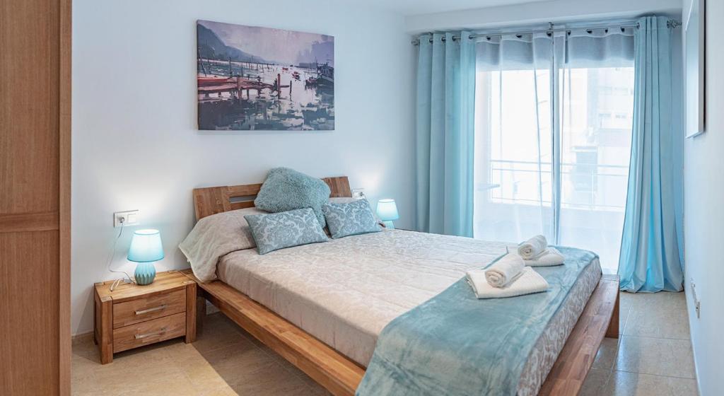 a bedroom with a bed and a window at Parrot’s House in Lloret de Mar