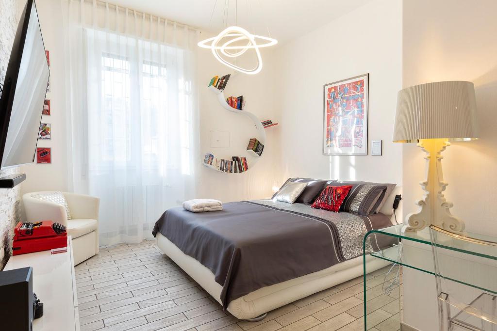 米蘭的住宿－Pop Luxury Experience，一间卧室配有一张床和一张玻璃桌