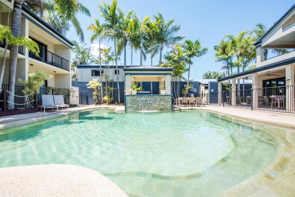 ein Schwimmbad in der Mitte eines Gebäudes in der Unterkunft Coral Cay Resort in Mackay