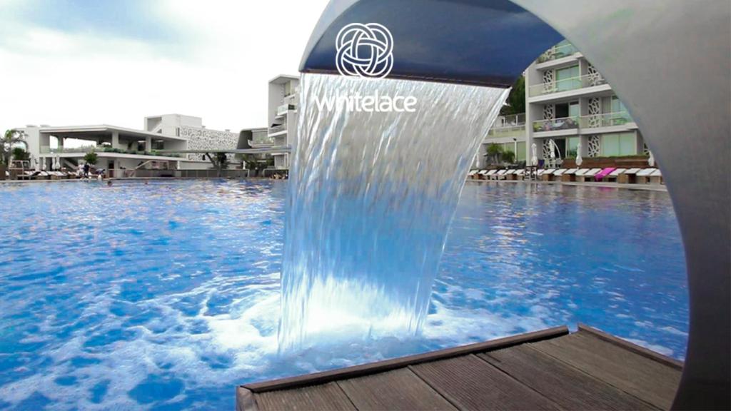 Bazén v ubytování WhiteLace Resort nebo v jeho okolí