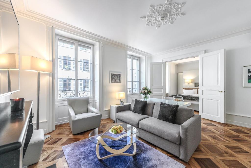 uma sala de estar com um sofá e uma mesa em Swiss Luxury Apartments em Genebra